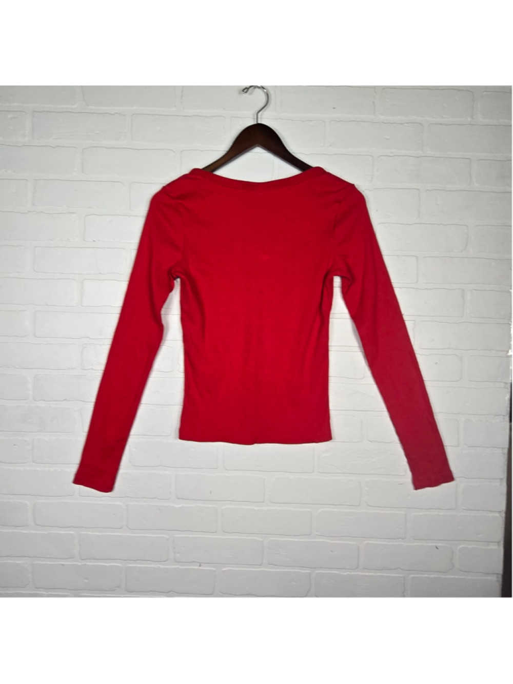 Women's Universal Thread Long Sleeve Red Tee Size Medium - Picture 2 of 3